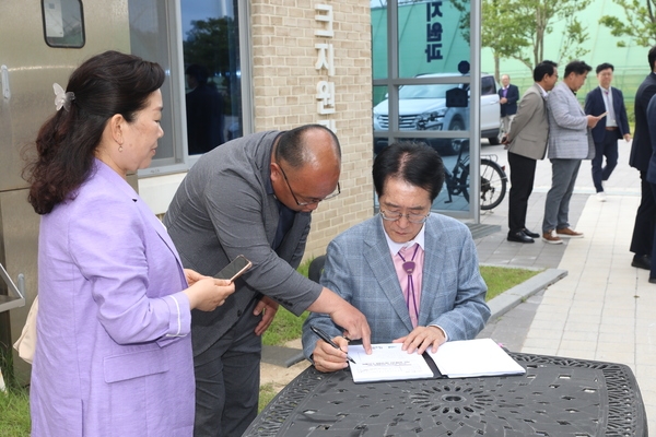 2023.06.07  자은면-사)한국피아노조율사협회 업무협약식-직원 결재 1