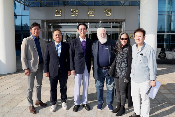 2023. 10. 12   신안군청 군수님실-미국 제임스터렐 작가 신안군 방문 환영 환담 4