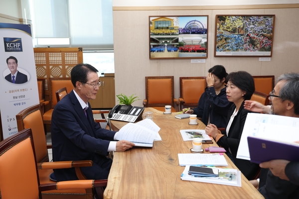 2023. 10. 19   신안군청 군수님실-신안군 혁신정책자료 발간용역 보고 2