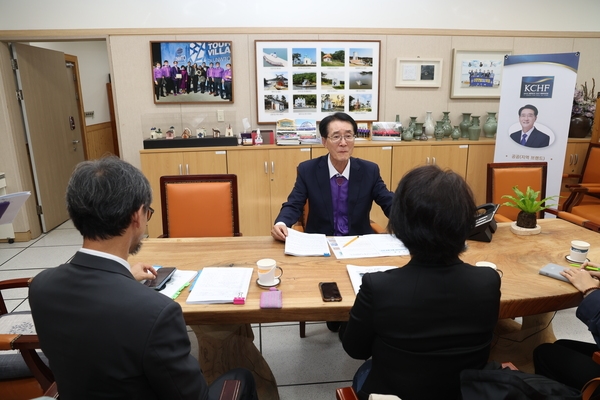 2023. 10. 19   신안군청 군수님실-신안군 혁신정책자료 발간용역 보고 3