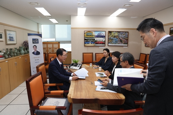 2023. 10. 19   신안군청 군수님실-신안군 혁신정책자료 발간용역 보고 1