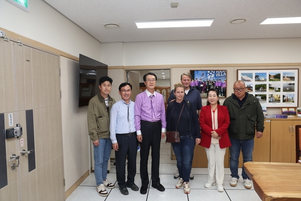 2023. 10. 23   신안군청 군수님실-조경관련 업체대표 간담회 3