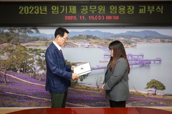 20231115_신안군청 영상회의실-신규 공무원 임용장 교부식 6