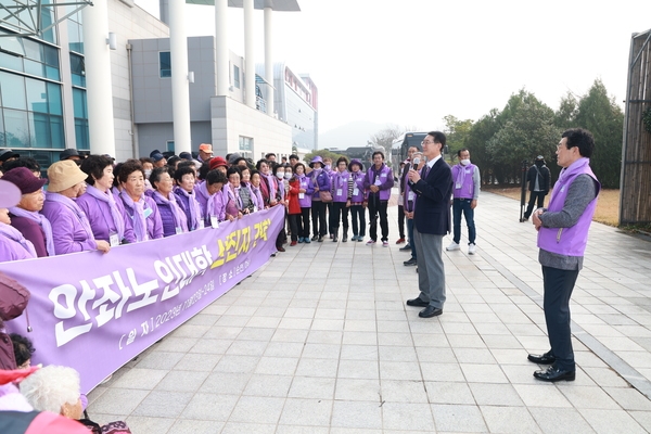 20231123_신안군청 정문-안좌노인대학 선진지견학 격려 1