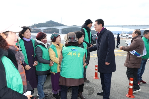 2024. 02. 09   설명절 귀성객 맞이 신안군 새마을 단체 차봉사 격려 2