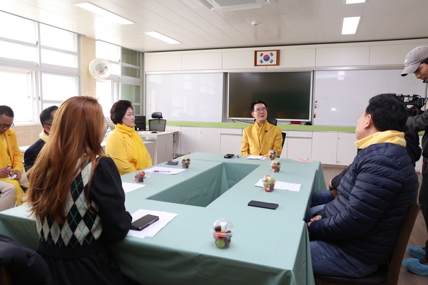 2024. 03. 04   흑산초등학교 홍도분교 입학생 학부모와 간담회 1