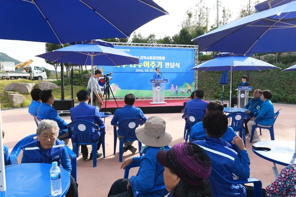 2024.10.31_신안군정원수협동조합 묘목 나눔 행사 3