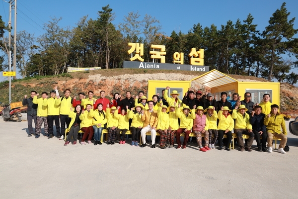 2024.11.20_ 압해읍 고이도 섬 아자니아 축제장 현장방문 주민격려 1