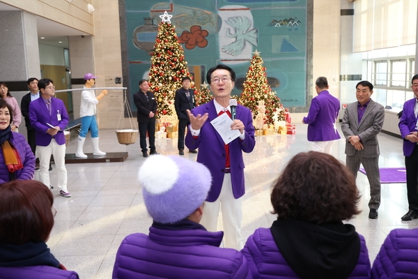 2024.12.18_ 자은면 여성단체협의회 선진지견학 격려 1