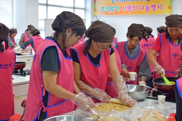 신안군생활개선회, 추석맞이 신안쌀과자 나눔행사..