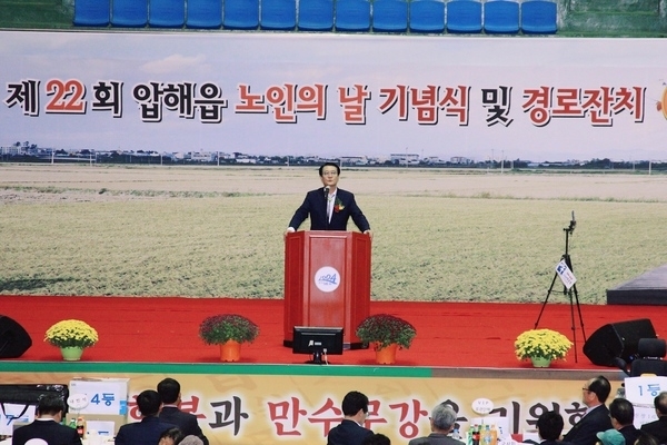 “신안의 관문 압해읍, ‘노인의 날’ 성황리 개최”..활기찬 100세 시대 오늘이 가장 젊은 날입니다1