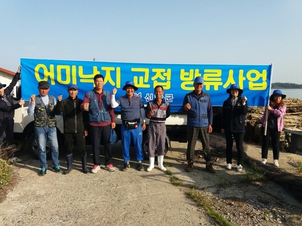 신안군, 알 품은 어미낙지 방류하는 까닭은...박우량 군수 “어미낙지 방류는 최소한 일석삼조 효과를 보는 일”1