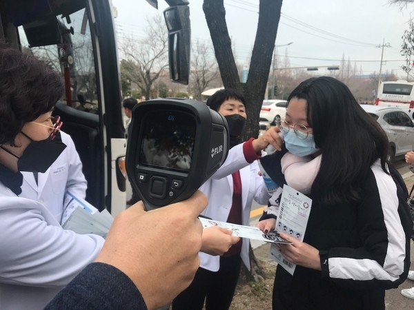 1004섬 섬마을 중학생 어학연수 마치고 무사귀환..'보건소 해외연수 학생들 열화상체크 등 위생 방역 강화'1