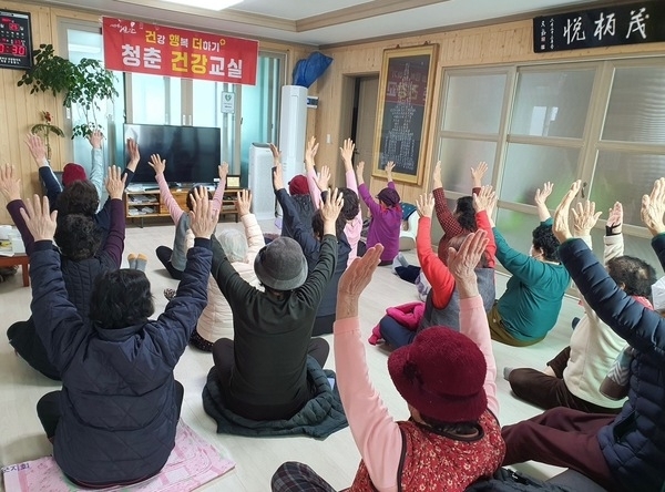 신안군, 경로당 및 갱년기 건강 교실 운영..'활력 넘치는 노후를 위한 도약'1