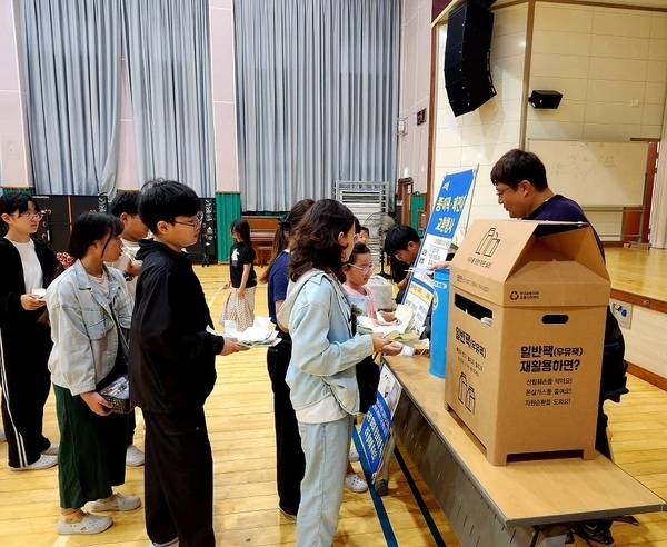 고사리손으로 지구를 지켜요!..'신안군, 압해초등학교에서 종이팩·폐전지 교환행사 펼쳐'1