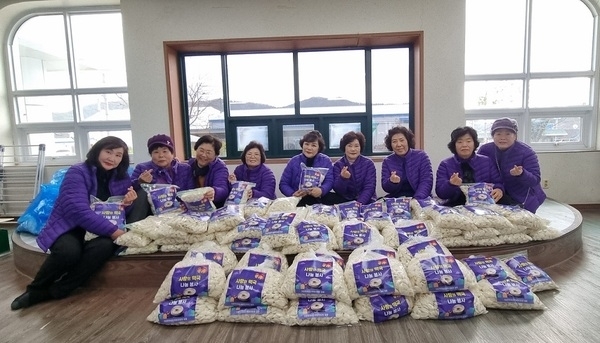 ‘따뜻한 나눔, 함께하는 설 명절’..신안군 자은면여성단체협의회 사랑의 떡국 나눔 봉사1