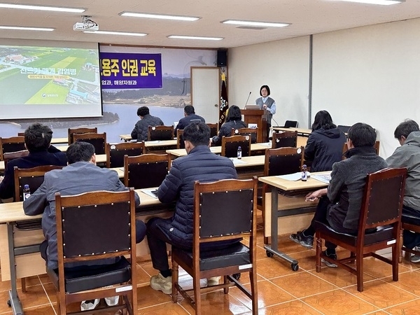 	신안군, 봄맞이 외국인 계절근로자 감염병 예방 교육 실시..'건강하고 안전한 근로 환경 조성;1