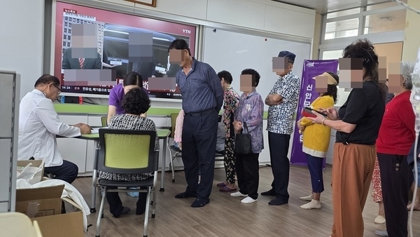 신안군 공립요양병원, 안좌면 찾아 '따뜻한 의료봉사' 펼쳐..'의료진 10여 명, 자라리 주민 대상 진료·건강 상담 등 공공의료 서비스 제공'1