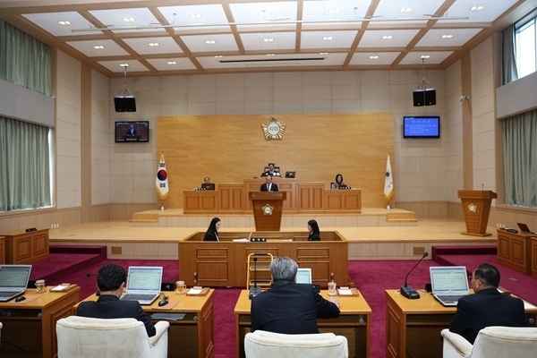 신안군의회 제332회 제2차 정례회 폐회..'2026년 예산 7,371억 원 확정, 조례안 등 38건 처리'1