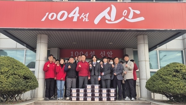 ‘이웃을 위한 정성 한 포기’..비금중학교, 직접 담근 김장 김치 20통 비금면사무소에 기부.... 홀로 계신 어르신들께 따뜻한 온정 전해1