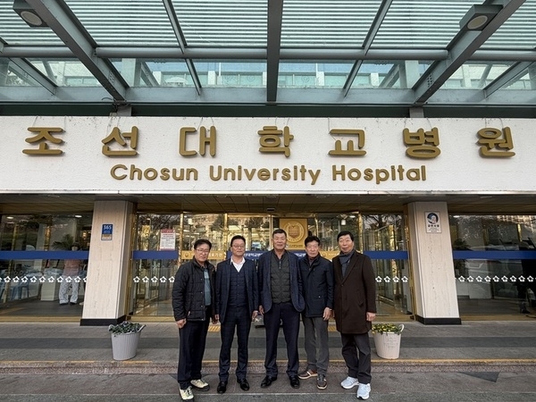 팔금면 진고리 주민들, 8개월 아기 모야모야병 치료비 600만 원 성금 전달1