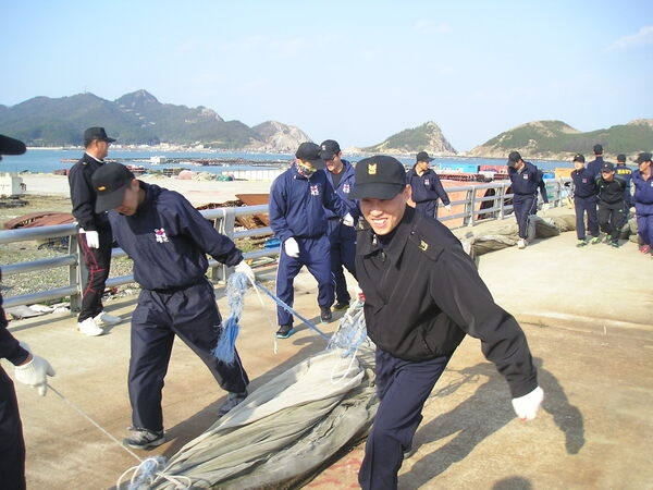 환경정화하며 흑산면민과 함께해요 ...해군 3함대, 흑산도 일대 환경정화실시 1