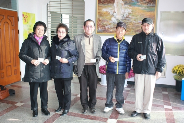 할아버지·할머니 단체로 운전면허 취득해 화제 1