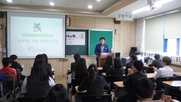 “신안군자원봉사센터 찾아가는 학생 자원봉사 순회교육 실시” 1