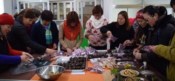 신안군, 설 명절 맞아 사랑의 쌀 가공품 나눔 행사 펼쳐..