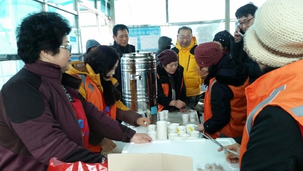 압해읍 여성단체협의회 설 맞이 귀성객 차(茶) 대접 봉사  2