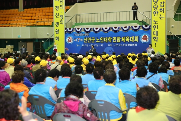 “신안군 노인대학 연합 체육대회 개최 ”..생활체조, 합창, 풍물놀이 등 기량 발휘 1