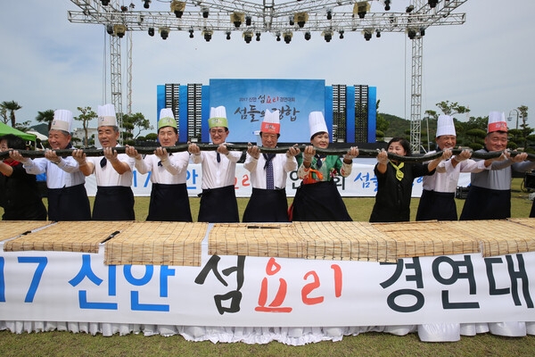 2017 신안 섬요리 경연대회, 신안 대표 맛으로 도초도 선정!..'박속초계탕, 톳전복게우젓밥 등 향토음식 선보인 도초도, 최경애, 심영애 ‘대상’' 3