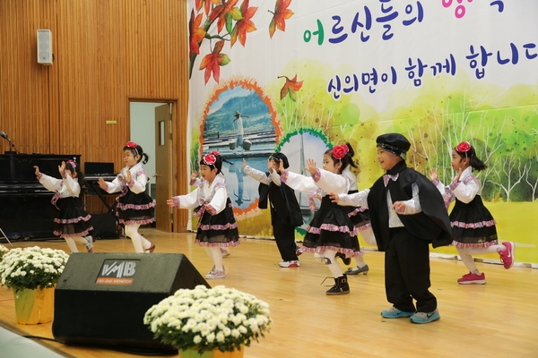 ‘노인의 날 기념 경로잔치’ 개최..'멋지고 당당한 어르신들의 행복세상' 1