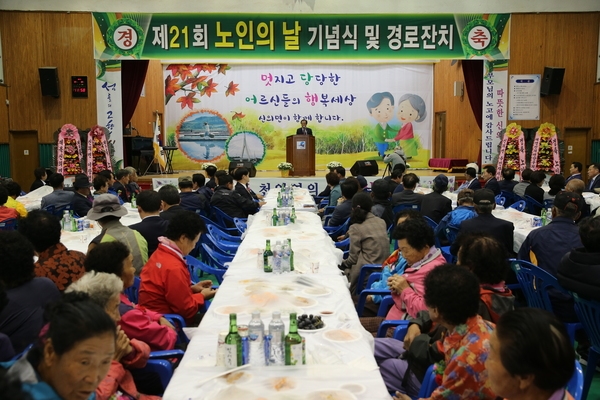 ‘노인의 날 기념 경로잔치’ 개최..'멋지고 당당한 어르신들의 행복세상' 3