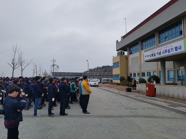 신안군, “제73회 식목일기념 나무심기 행사” 열어..'경관숲 조성으로 산림의 가치향상 기대' 2