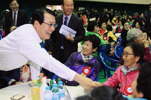 “신안의 관문 압해읍, ‘노인의 날’ 성황리 개최”..활기찬 100세 시대 오늘이 가장 젊은 날입니다 3