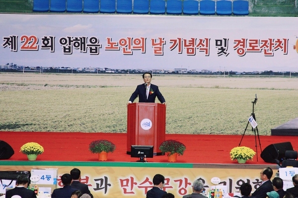 “신안의 관문 압해읍, ‘노인의 날’ 성황리 개최”..활기찬 100세 시대 오늘이 가장 젊은 날입니다 1