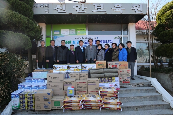 신안군, 설 명절 맞아 저소득 세대와 복지시설 위문활동 펼쳐  3