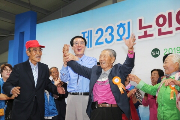 신안군, 어르신의 축제 ‘노인의 날’ 성황리 마무리..