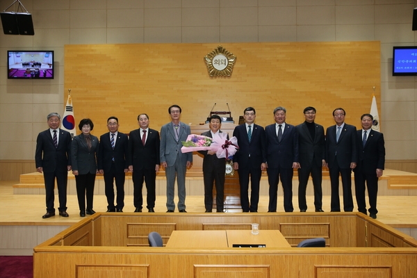 박경곤 전 신안부군수, 신안군의회로 부터 공로패 받아..