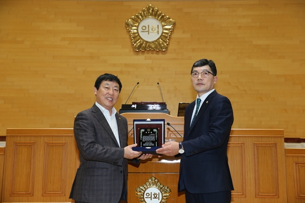 박경곤 전 신안부군수, 신안군의회로 부터 공로패 받아..