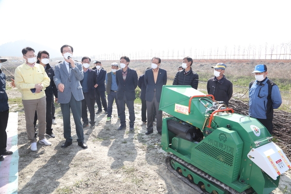 신안군 농업기계 현장이용기술교육 실시..'영농부산물 파쇄로 미세먼지 줄이고 유기물 퇴비로 일석이조' 3