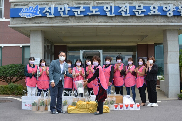 신안군생활개선회, 추석맞아 보건소 의료진에 반려식물 나눔..'16일, 보건소 의료진의 코로나 블루 해소를 위해 전달' 3