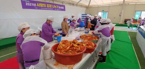 신안군 안좌면 여성단체협의회 사랑의 김장 나누기 행사..'친환경 포장으로 김장에 진심을 담다' 1