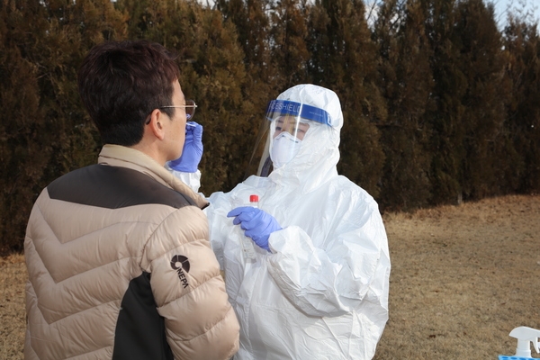 신안군, 전 직원 코로나19 선제적 검사 실시 3