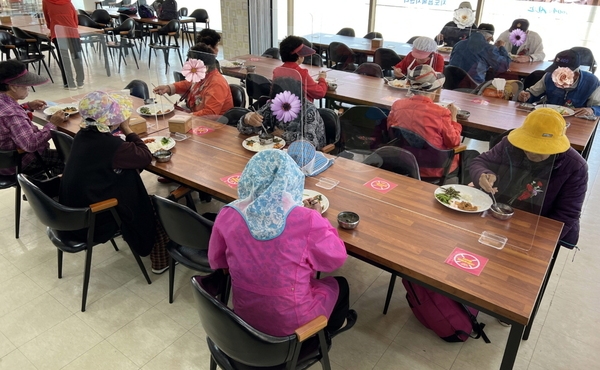 지도읍 여성단체협의회, 제50회 어버이날 맞아 카네이션 달아드리기 행사 추진..