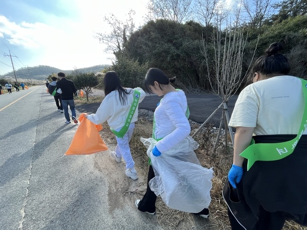 하의중·고등학교, 신안군 섬청소의 날 주요시설 환경정화활동 펼쳐..'학교 및 주요시설 환경미화 및 일회용품 줄이기 캠페인' 2