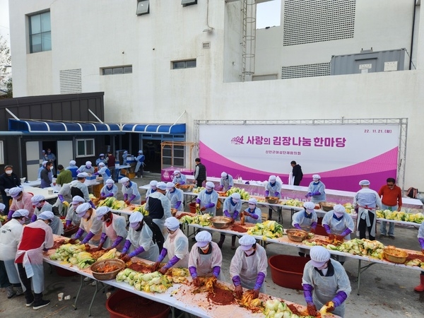 신안군, 2022 사랑의 김장 나눔 한마당 개최!..'신안군여성단체협의회, 21일부터 김장 봉사... 4천5백세대 2만8천포기 전달 예정' 4