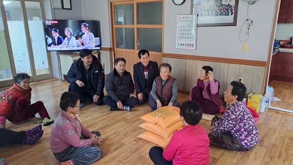 신안군, 흑산면 “마을 경로당 사랑의 쌀 1,000kg 전달”..