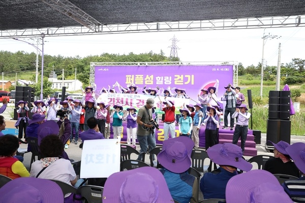 ‘제2회 퍼플섬 힐링 걷기대회’1,300여 명 다녀가..'4,500만 송이 버들마편초와 함께 보랏빛 행렬 이어져' 1